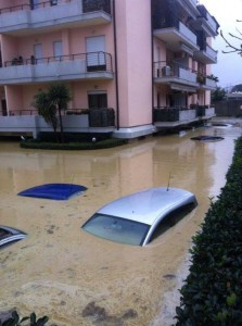 Via del Circuito a Pescara allagata a causa del maltempo, 2 dicembre 2013. ANSA